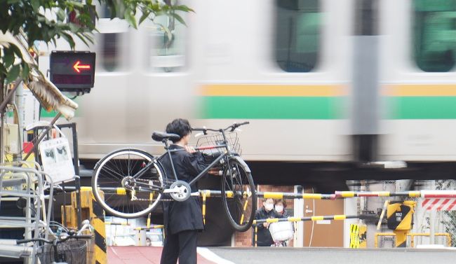 スーツ姿で自転車をかつぐと、かっこいい