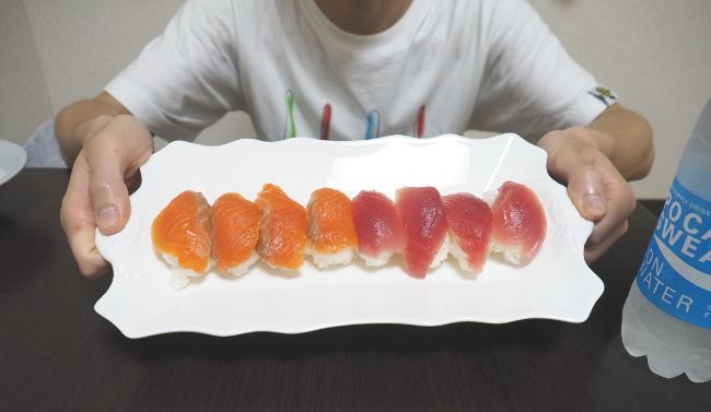 閉店間際のスーパーで値引きシールが貼られている寿司ネタを買ってきてカット。 
スポーツシャリに乗せればスポーツ寿司の出来上がりです。

