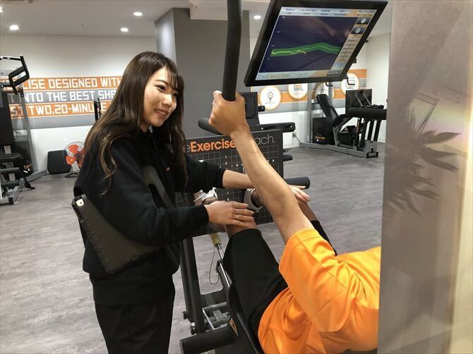 【パーソナルトレーニングジム】エクササイズコーチ銀座店::コーチは基本的にトレーニング中のフォームチェックやメニューの管理を担当。