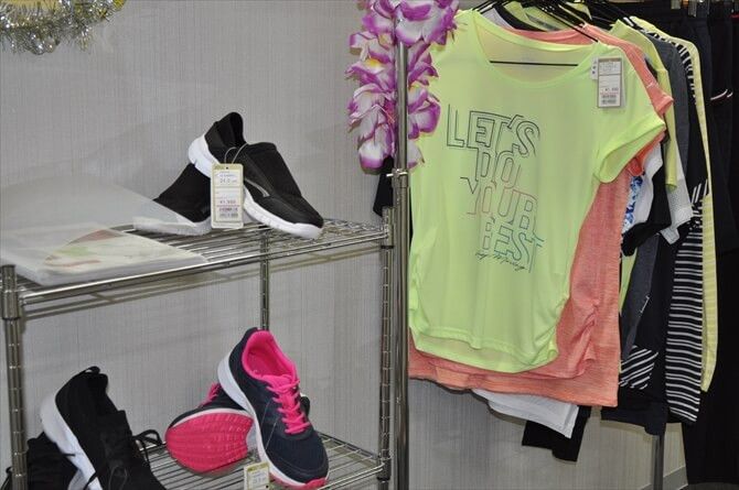 【非公開　2024/12/6】アルペンクイックフィットネスままともプラザ町田::新作をはじめ、さまざまなウェア、シューズなども施設で購入可能。展示品だけでなく、カタログを見て気に入ったものがあれば、ショップへ行かなくても手に入れられる点が「アルペン」ならではの特典です。