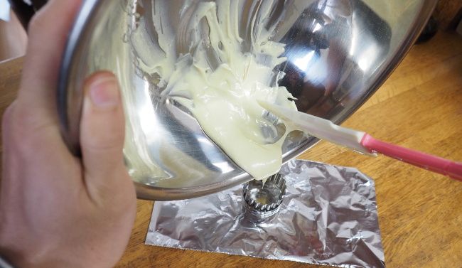 デカチョコアレイと同じく湯煎してプロテインを混ぜ、型に流し込みます。

