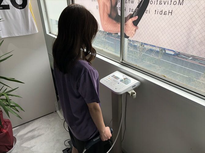 BEYOND(ビヨンド)ジム 川崎店::着替えを済ませてトレーニングルームに入ったら、まず体組成を計測。現在の状態を数値で客観的にチェックします。