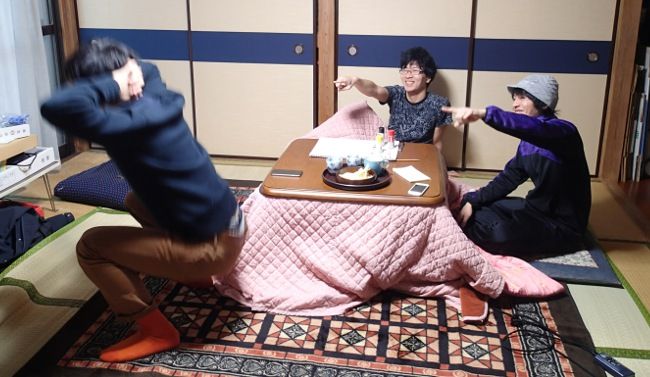 「膝わるくするやつだよそれ！」
「ケツをそのまま下げる感じで！」

