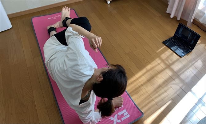 CLOUD GYM|オンライン型パーソナルジム::過去に痛めたことのあるヒザなどに負担が掛からないよう、細かくパーソナライズされたトレーニングメニュー。セッションの最後には「記憶が飛ぶ」というほどの追い込みもかけられ、心地よい疲労感が得られます。