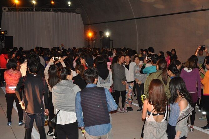 当日は約1200人が参加。スタート前から大興奮の兆しがうかがえる。