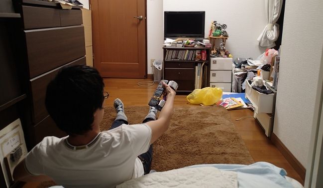 それでは、鉄アレイでテレビをつけてみます。
右端に積んであるのは、資料です。ごみではありません。

