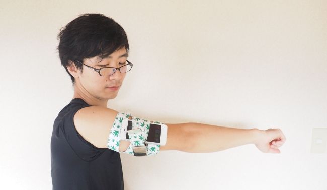 ブルブルマシンを腕に装着。ブルブルします。

