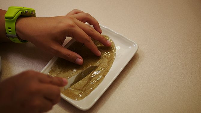 薄いシートタイプのものは切ります