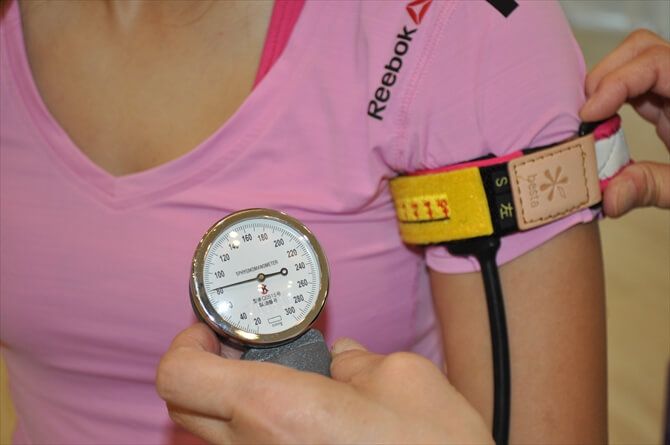 美圧ヨガbesta(ベスタ)　自由が丘::「美圧ヨガ」では、圧力を80mmHGに設定。一般的な加圧トレーニングと比べて圧力が低いので、体力に自信がない人でも安心して取り組めます。