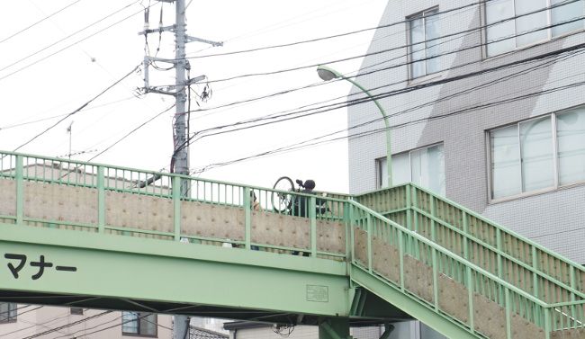 「すみません、邪魔ですよね」
 「いえいえ、大丈夫です」

