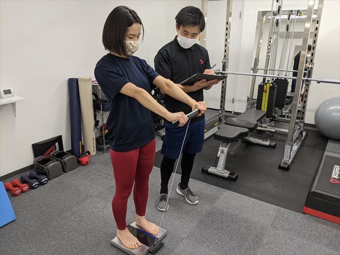 パーソナルジムRat新宿南口店::続いて体組成を計測。客観的なデータを踏まえて、どれくらいの期間でどのような体を手に入れるかといった目標を設定します。