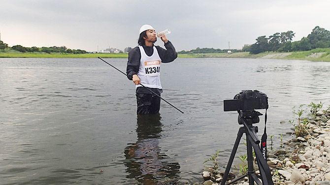 水を口に含み、