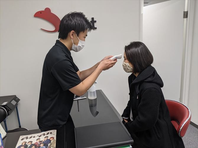 パーソナルジムRat新宿南口店::続いて検温を行い、平熱より高いときには利用の辞退をお願いしています。