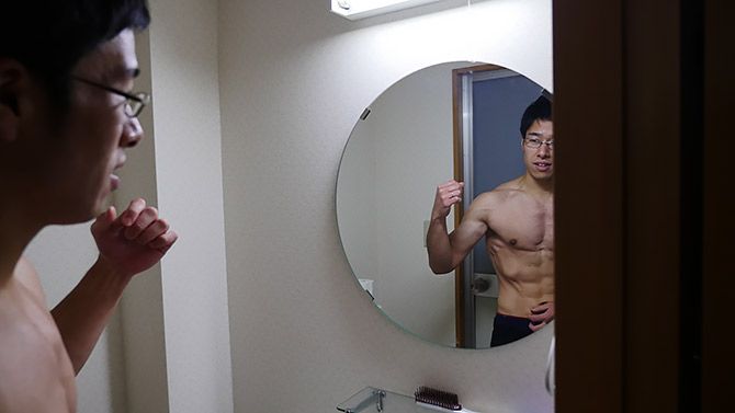 やたら鏡の前に行って、筋肉を確認していた