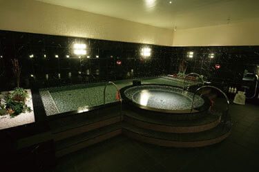 【非公開　2020/09/10】アミーダ ららぽーと柏の葉店::広々バスルーム男女温浴施設に導入されている天然鉱石温泉でリラックス