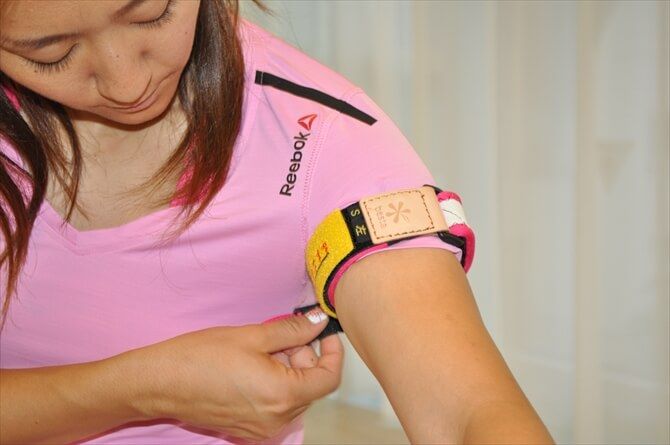 美圧ヨガbesta(ベスタ)　自由が丘::「美圧ヨガ」を行う際は、専用の「美圧ベルト」を腕、または脚に巻きつけて行います。