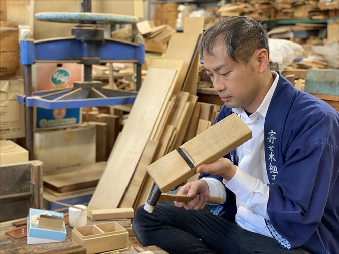 工芸品の枠にとらわれることなく箱根寄木細工の魅力を広めている露木清高さん。他分野の先進技術とのコラボレーションなどにも積極的に取り組んでいます。