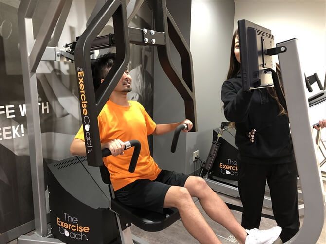 【パーソナルトレーニングジム】エクササイズコーチ銀座店::続いて上半身を鍛える「オーバーヘッドプレス」のマシンでも同様に負荷を設定。そのままトレーニングへ入ります。握るバーの位置なども一度マシンに設定すれば、その後毎回自動で自分に合ったポジションにセットされるという便利さ。