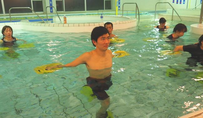 腕を後方に開いて………
