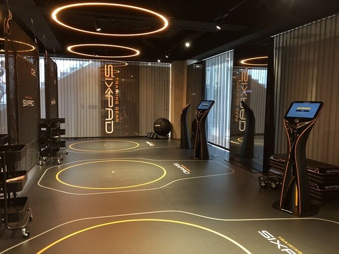SIXPAD STATION 代官山（シックスパッドステーション）::スタジオにはトレーニングエリアが6カ所。インテリアやトレーニング機器もデザインが統一され、近未来的な雰囲気を感じます。