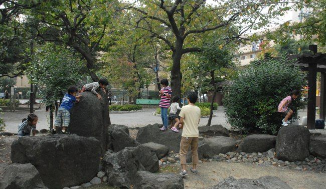 子供がスポーツクラブに通っていても、一緒に公園で遊ぶ時間も是非とってあげてください！

