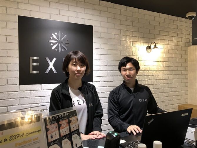 EXPA 原宿店|RIZAP開発の女性専用暗闇フィットネス ※原宿店は2021年2月24日から高田馬場店に統合します.::エレベーターの扉が開くと、目の前が「EXPA 原宿店」の受付カウンター。