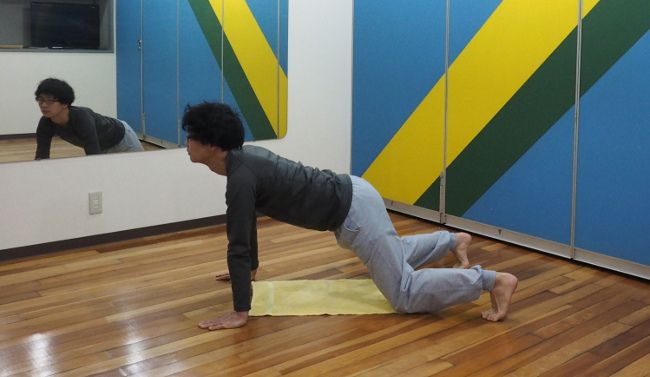 ゆっくりと息を吐きながら重心を前にもっていきます。

