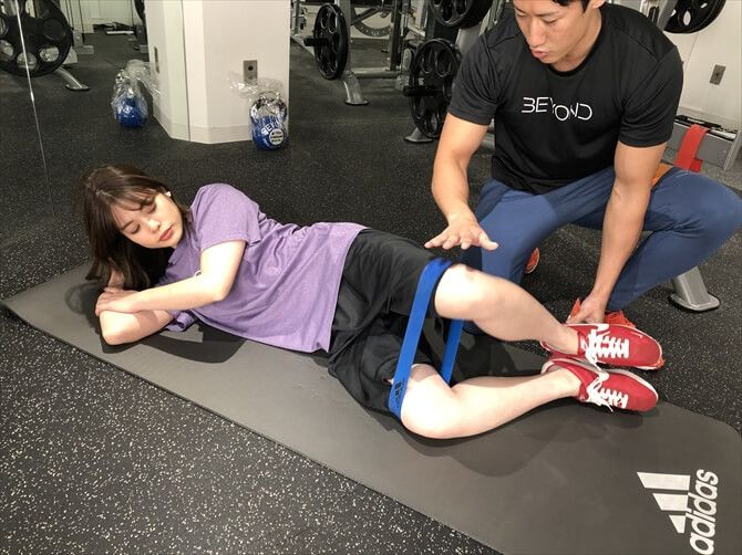 BEYOND(ビヨンド)ジム 川崎店::アップのひとつ目は「クラムシェル」というお尻の筋肉を中心としたエクササイズ。ゴムチューブで適度な負荷をかけ、この後のトレーニングで鍛える部位の筋肉を体に意識させます。