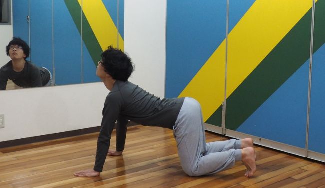 腰を伸ばす動きで、はっきりいってめちゃくちゃ気持ちいいです。

