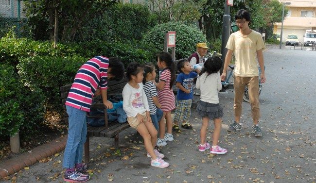 「ねえねえ、だるまさんがころんだしようよ！」
「いいよ！」「やるー！」
