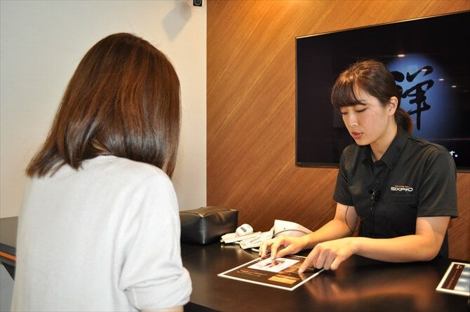 SIXPAD STATION 代官山（シックスパッドステーション）::SIXPAD STATIONトライアル（初回体験）の料金は4,000円（2018年8月時点、税別、月額会員利用プランもあり）。体験前には血圧や体温測定なども含めて入念なフィジカルチェックが行われます。