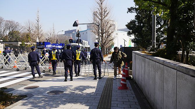 いざこざを見つつ、歩けば、