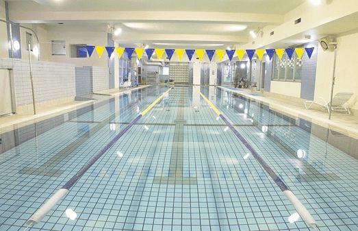 天候に左右されないプール