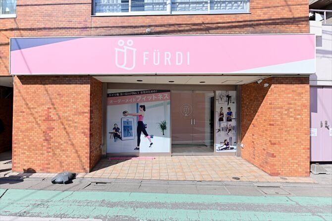 [女性専用] 新感覚のAI×フィットネス　ファディー 千歳烏山::京王線千歳烏山駅西口（北側出口）から徒歩3分、「烏山総合支所」の交差点近くに立地。