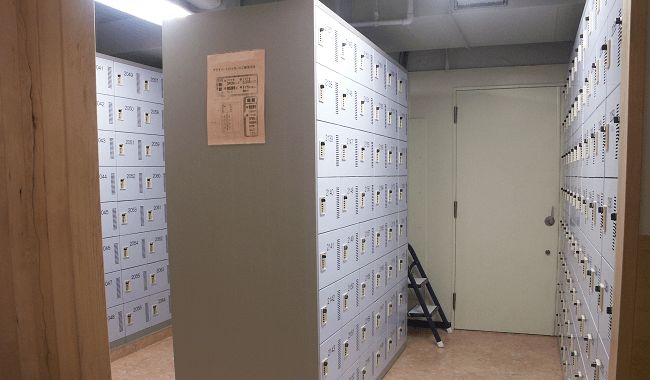 清潔なロッカールーム