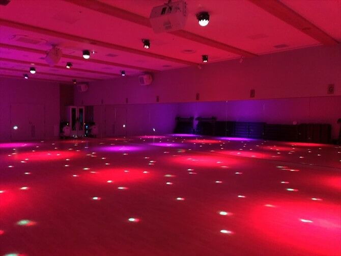 東急スポーツオアシス上大岡::照明が落とされたなか、変化するライティングがモチベーションを高めてくれる「Hikariスタジオ」。さまざまな「暗闇」プログラムも開催される予定です。