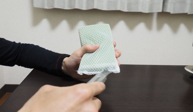 スポンジの網を外し

