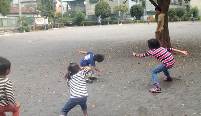 「だるまさんが…ころんだ！殿！うごいてるよ！」
「うごいてないよー」
「だめ！うごいてる！」

