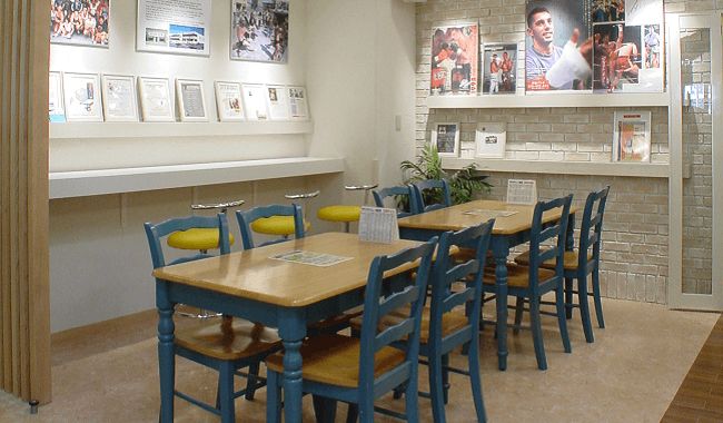 仲間との交流に便利なラウンジ。