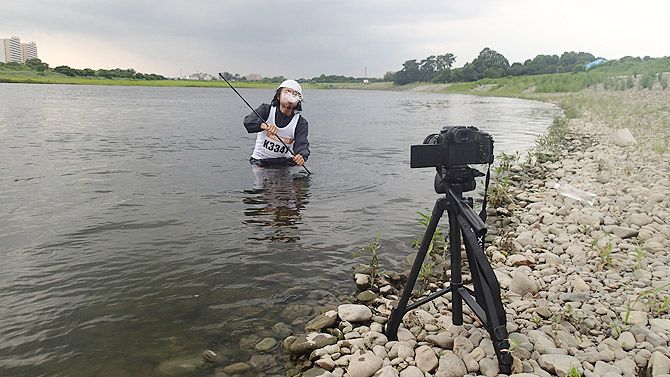 口から勢いよく吐き出せば、