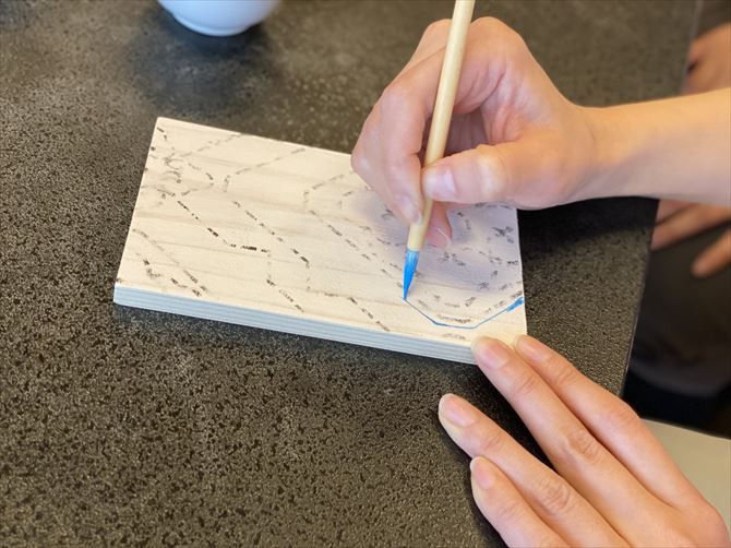 絵の具が用意できたら、下絵となる「型押し」がされた素材に着色を開始してゆきます。