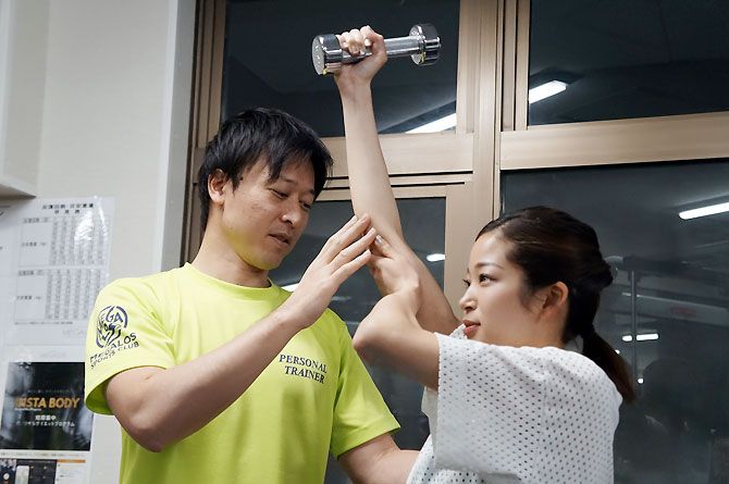 【非公開　2018/08/03 18:29】メガロス 市ヶ谷店::ダンベルを使って、気になる二の腕部分の引き締め