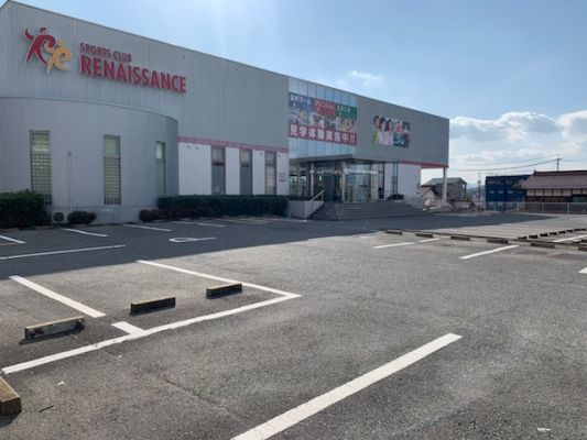 最大196台駐車可能の平面駐車場【無料】