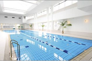 開放感のあるプールと 清潔感あるサウナ