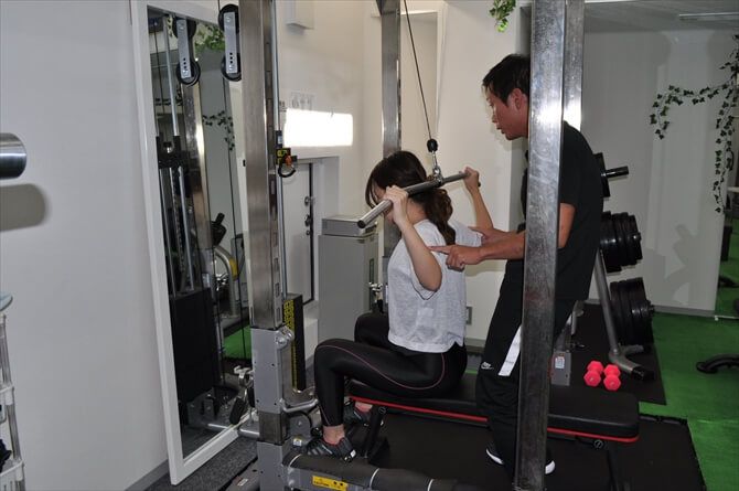 【非公開】ASPI（アスピ）横浜東口::続いては、背面を鍛えるラットプルダウンのトレーニングを体験。