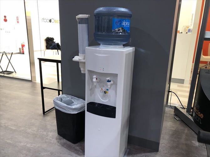 【パーソナルトレーニングジム】エクササイズコーチ銀座店::自由に飲めるウォーターサーバーも設置。