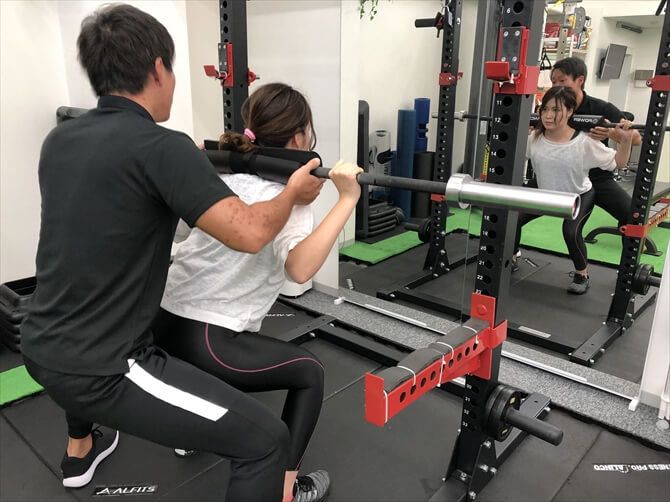 【非公開】ASPI（アスピ）横浜東口::続いて軽い負荷で数回動き、正しいフォームを体で覚えます。