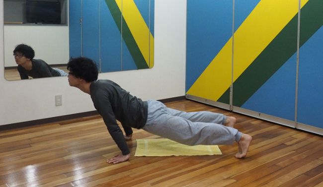 一番前まで重心を傾けたその姿…リードを引っ張る、現代の犬！

