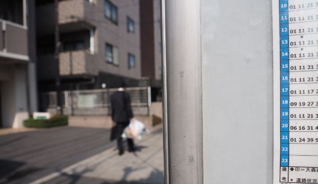 バス停が「普通に捨てろよ」と嘲笑っている…！