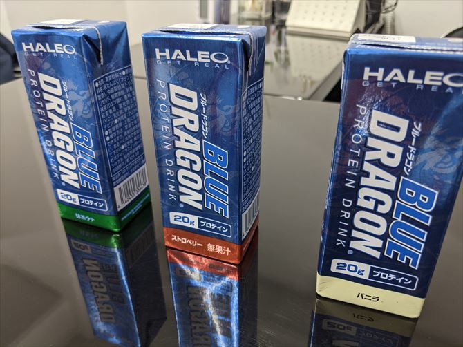 パーソナルジムRat新宿南口店::トレーニング後の体づくりに役立つプロテイン「ブルードラゴン」。作ったり、容器を洗ったりする手間がなく、サッと補給できるほか、何よりも美味しいのが魅力。ストロベリー・バニラ・抹茶味から選べます。